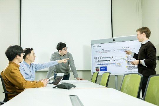 SK하이닉스와 가우스랩스 직원들이 가상 계측 AI 솔루션 '판옵테스 VM'에 대해 회의를 진행하고 있다. SK하이닉스 제공